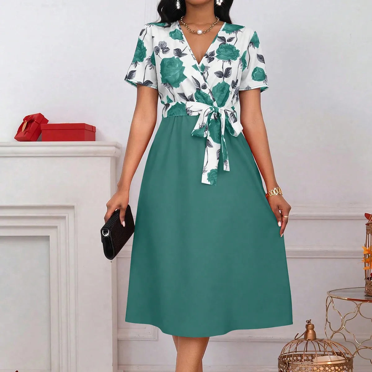Robe Fluide à Manches Courtes – Motif Roses Romantiques et Taille Cintrée