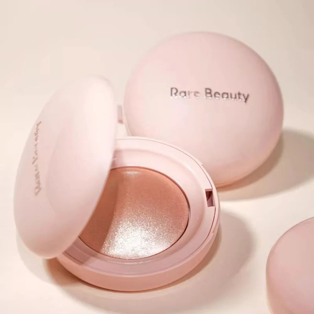 Un blush poudre soyeux et lumineux pour un teint radieux en un instant