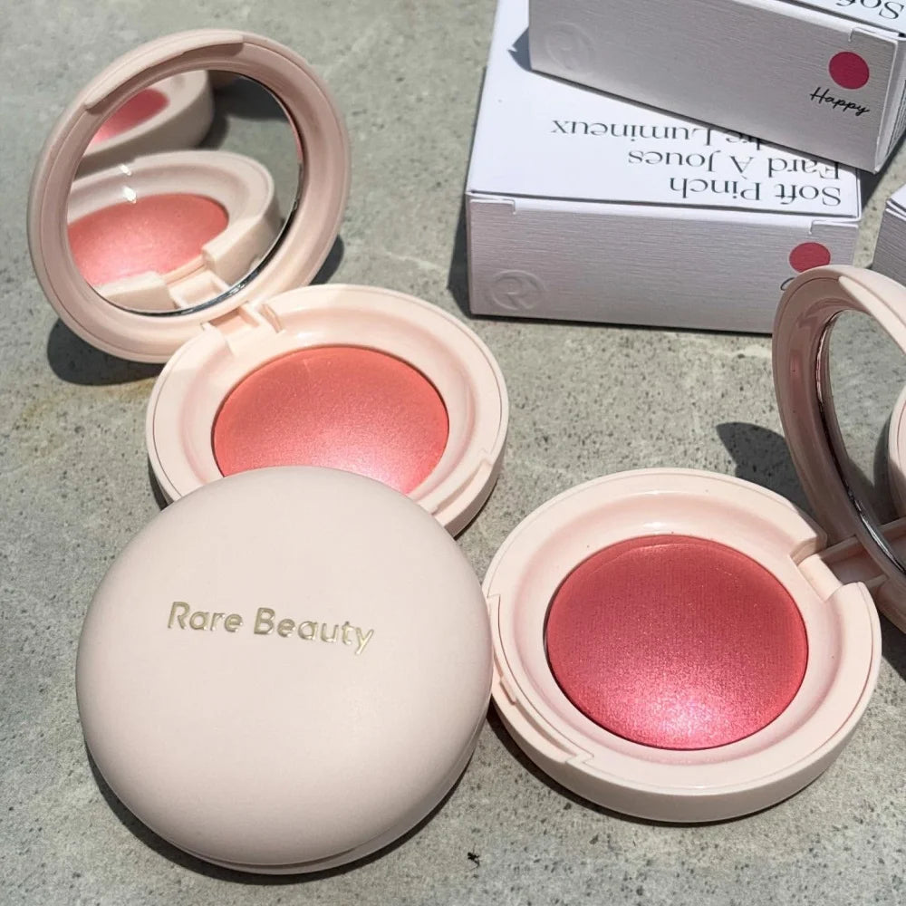 Un blush poudre soyeux et lumineux pour un teint radieux en un instant