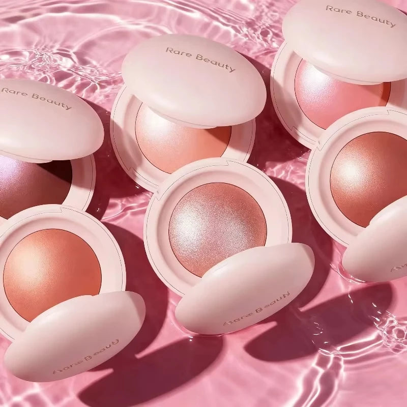 Un blush poudre soyeux et lumineux pour un teint radieux en un instant
