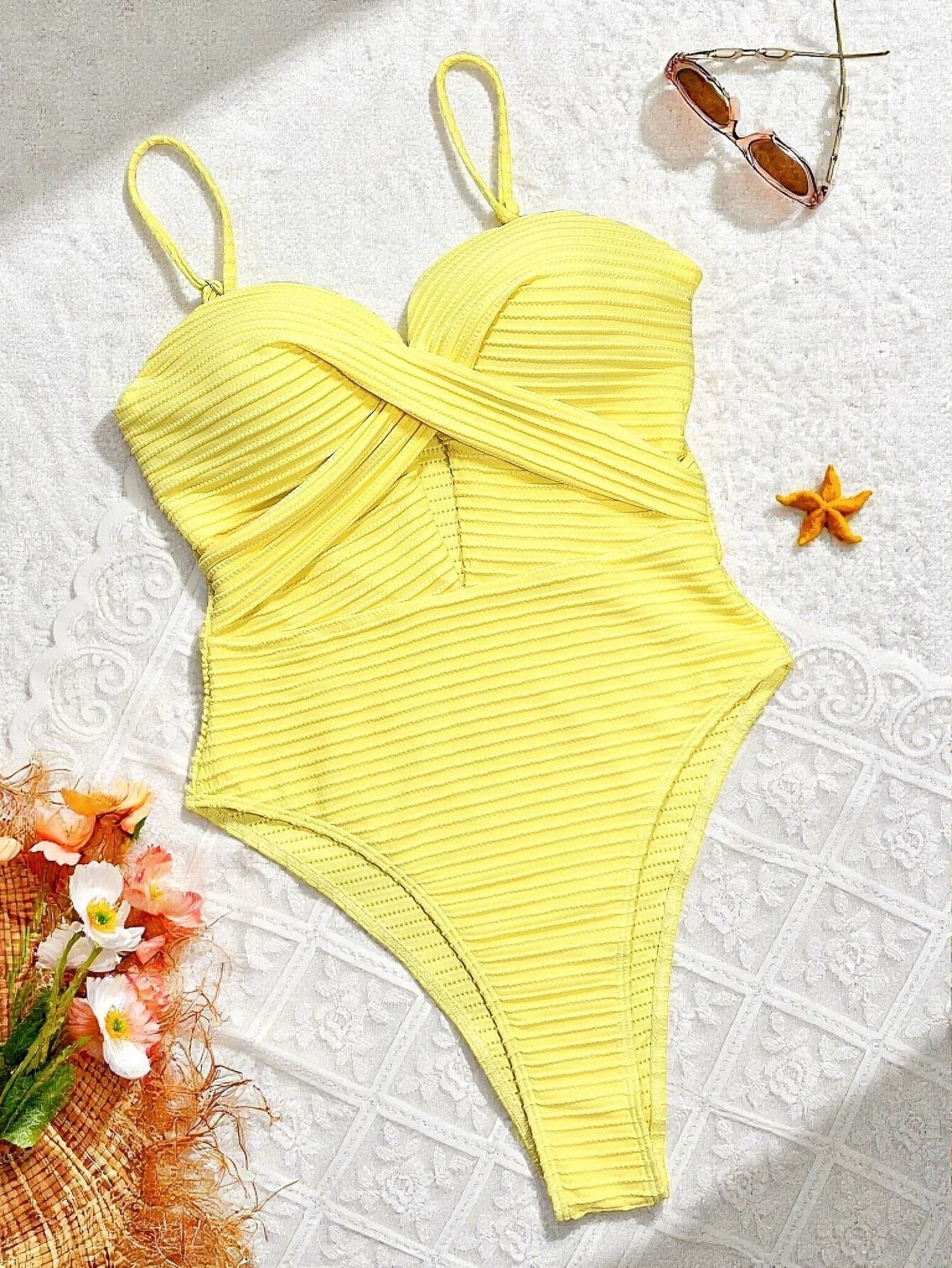 Monokini Jaune Flashy Gainant – Design Ajouré et Liens Croisés