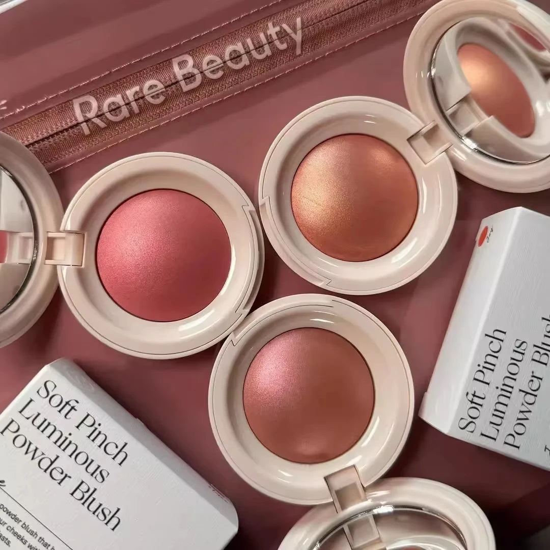 Un blush poudre soyeux et lumineux pour un teint radieux en un instant