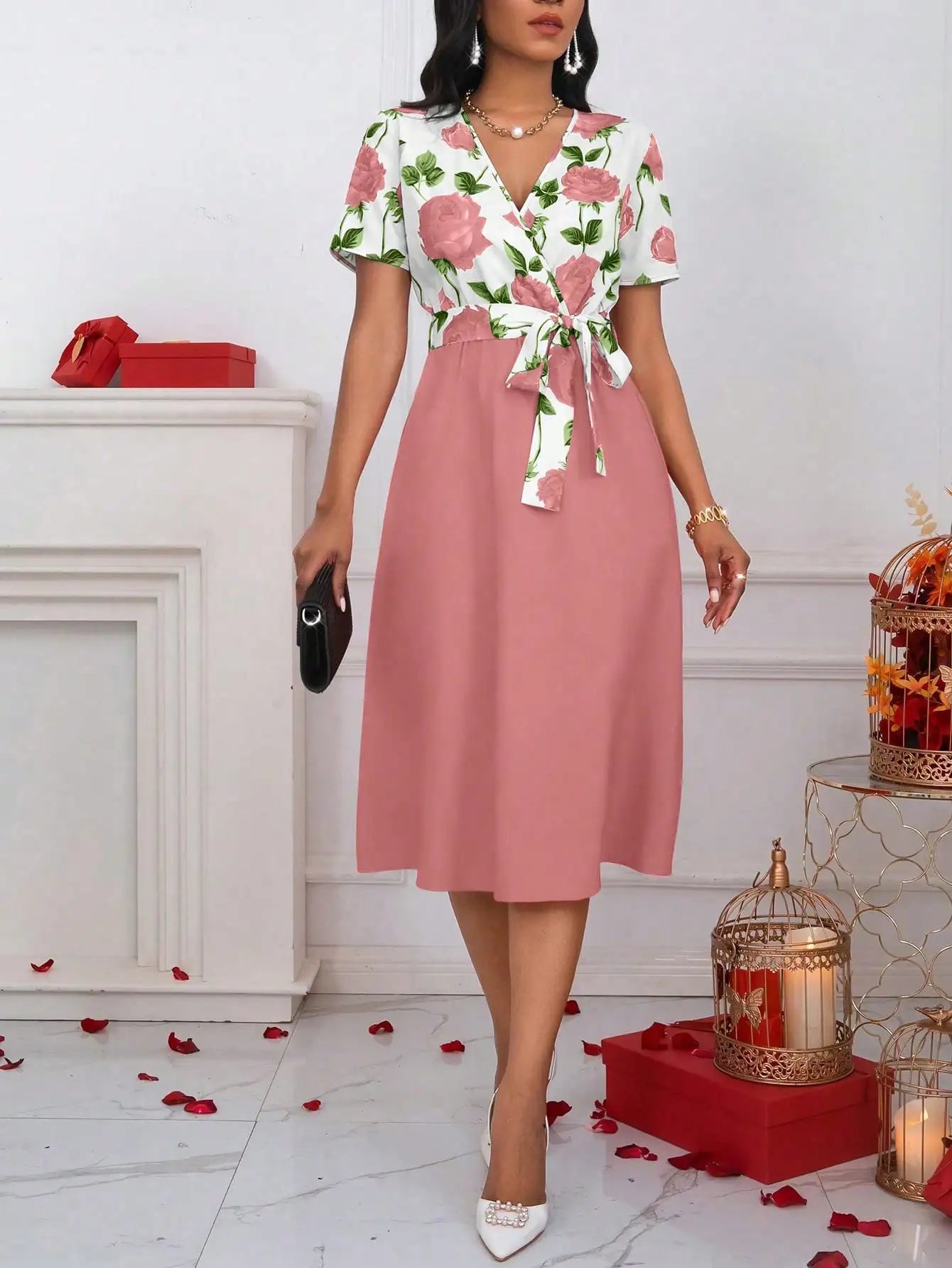 Robe Fluide à Manches Courtes – Motif Roses Romantiques et Taille Cintrée