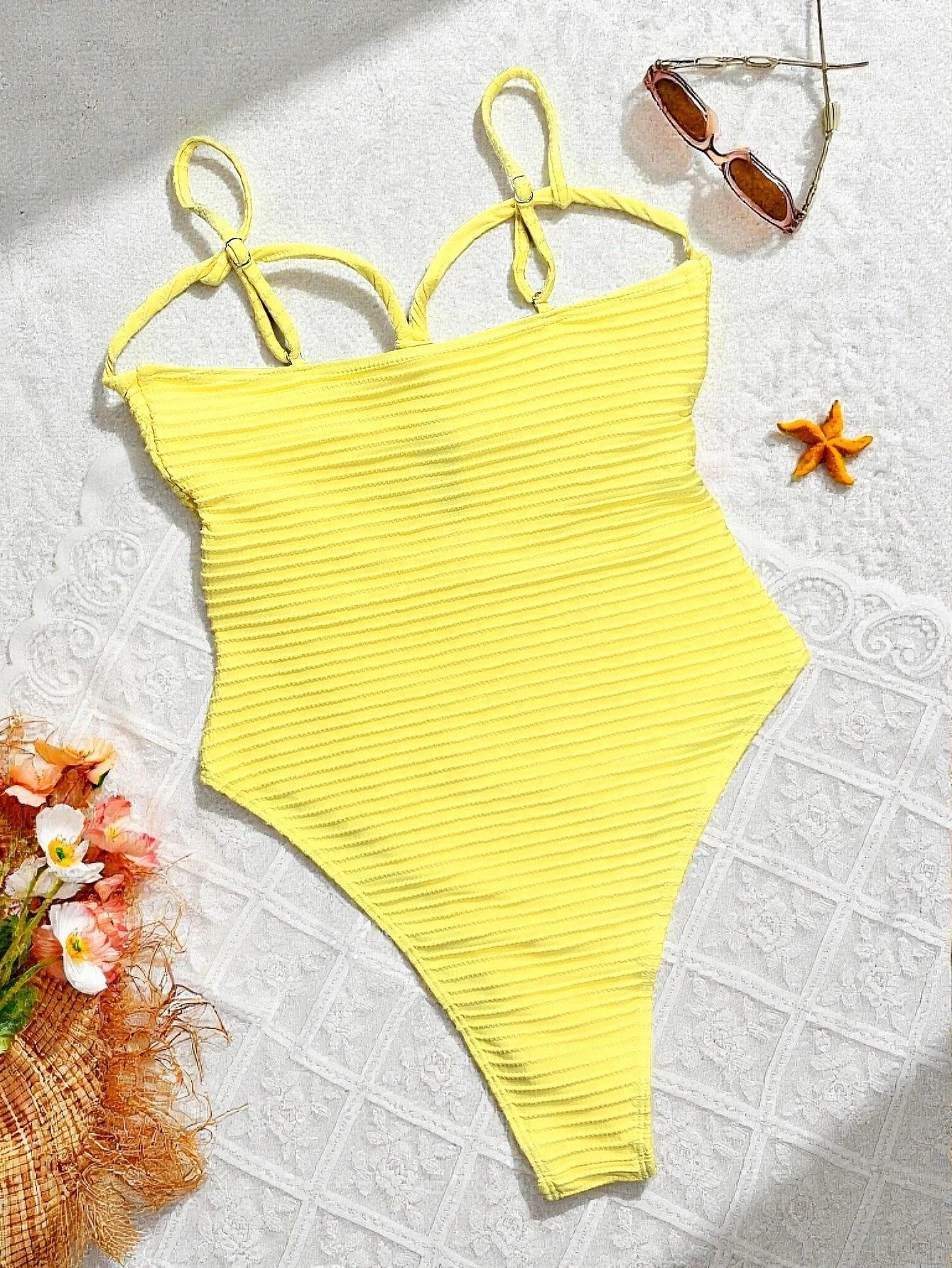 Monokini Jaune Flashy Gainant – Design Ajouré et Liens Croisés