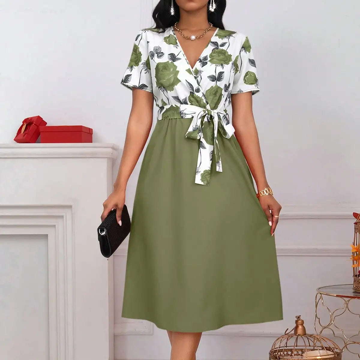 Robe Fluide à Manches Courtes – Motif Roses Romantiques et Taille Cintrée