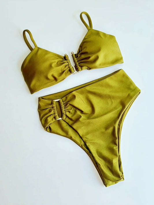 Bikini Split Couleur Unie – Look Plage Minimaliste et Élégant avec Boucle en U pour été 2026