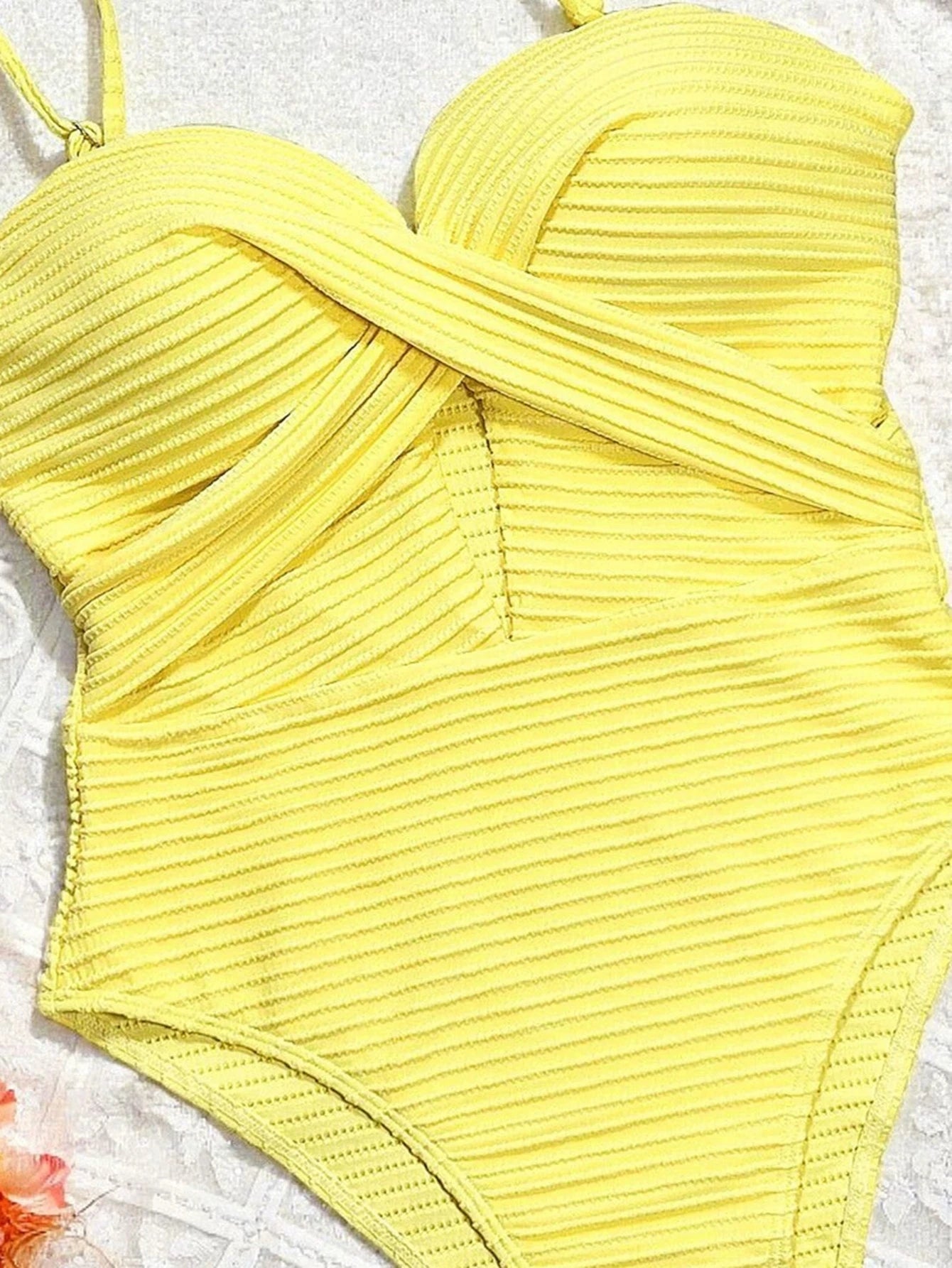 Monokini Jaune Flashy Gainant – Design Ajouré et Liens Croisés