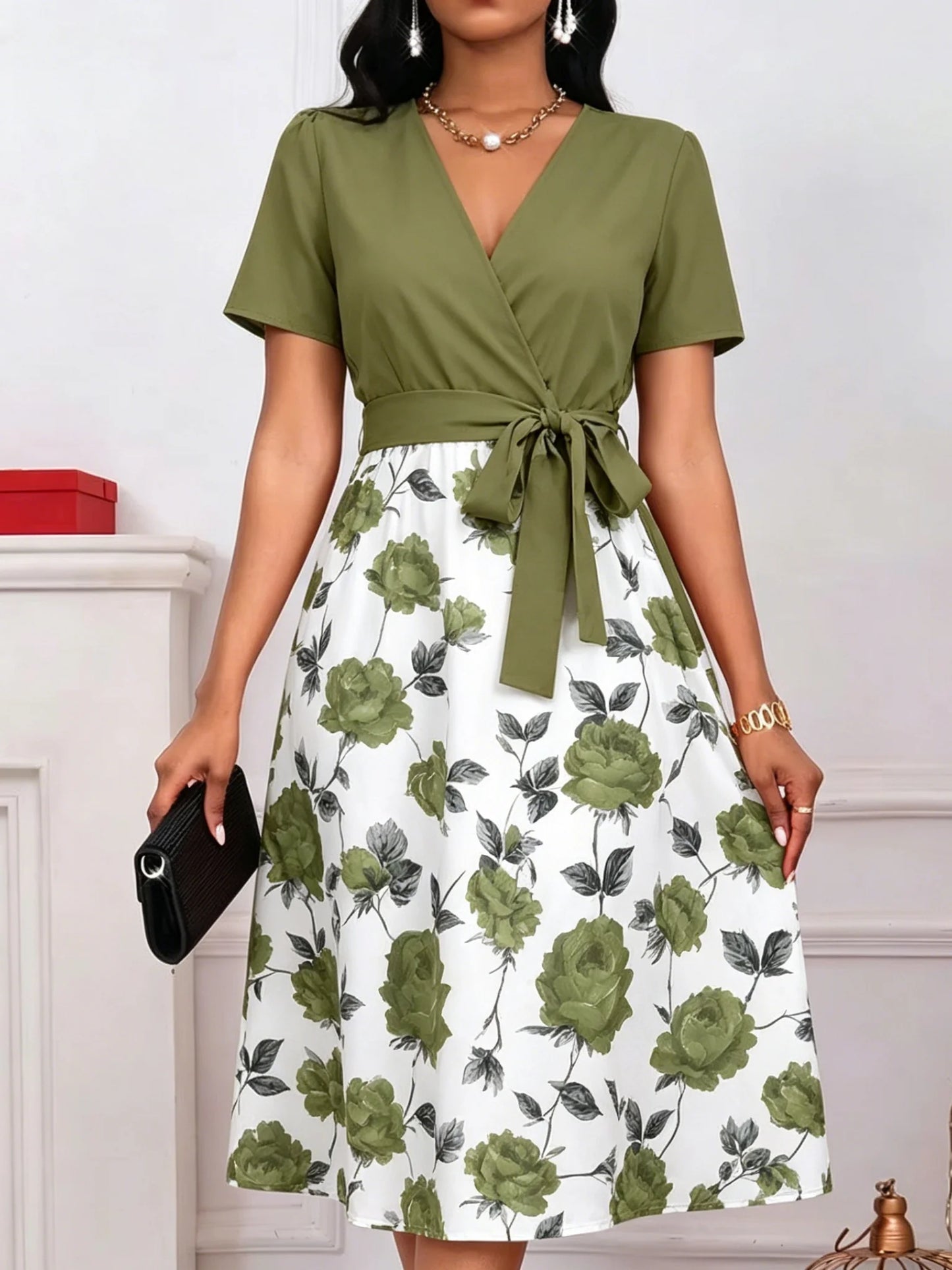 Robe Fluide à Manches Courtes – Motif Roses Romantiques et Taille Cintrée