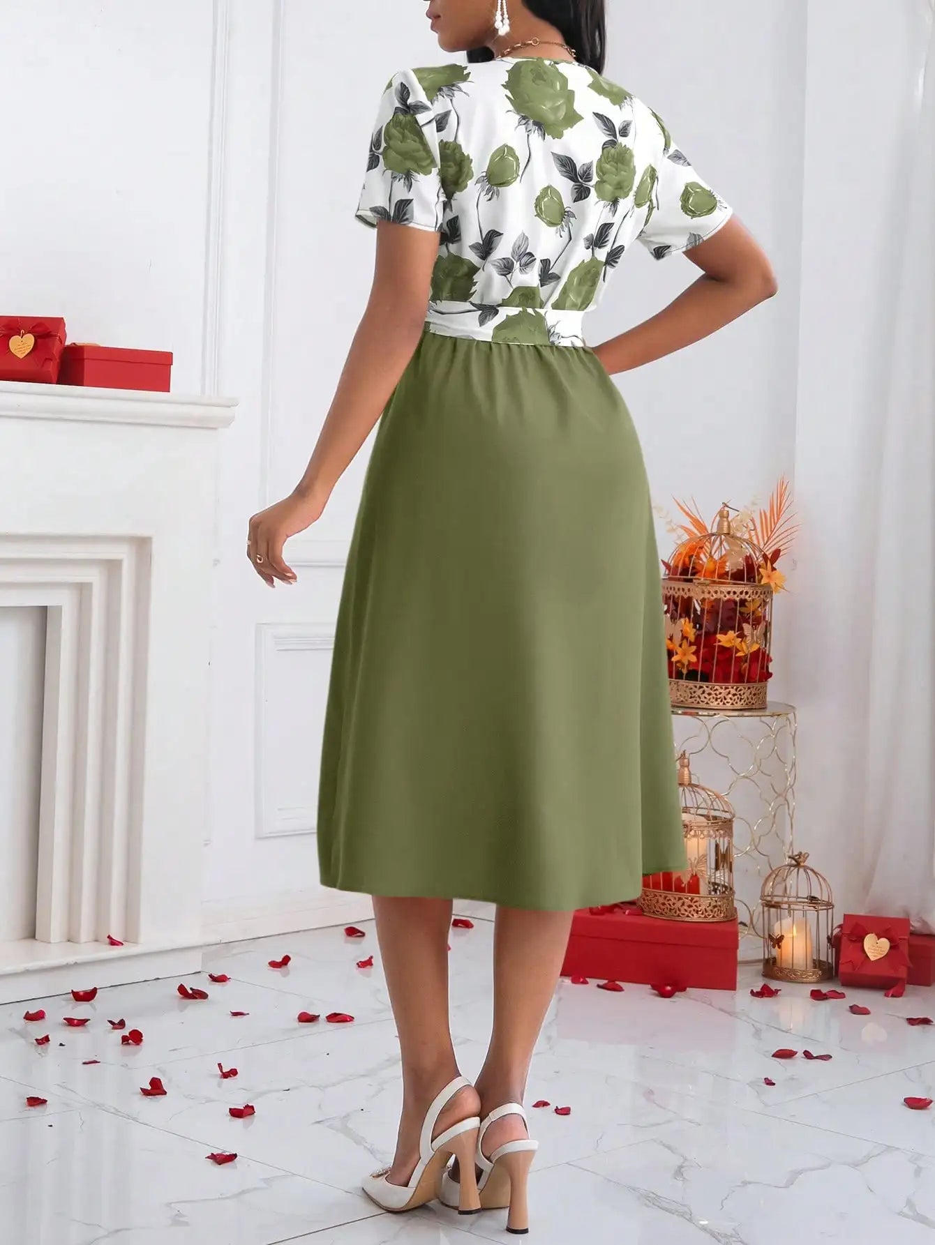 Robe Fluide à Manches Courtes – Motif Roses Romantiques et Taille Cintrée