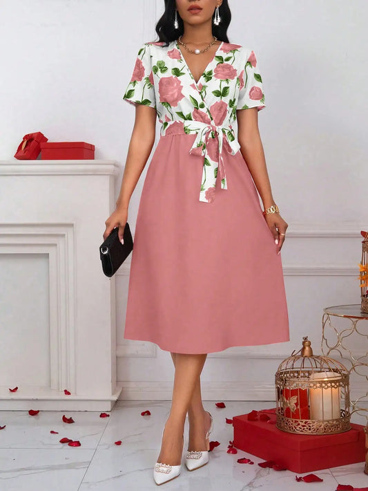 Robe Fluide à Manches Courtes – Motif Roses Romantiques et Taille Cintrée