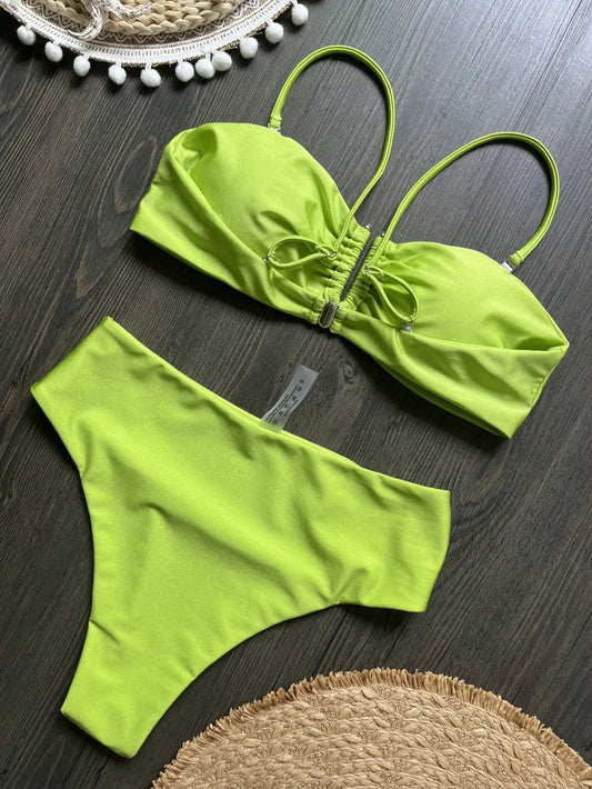 Bikini Split Couleur Unie – Look Plage Minimaliste et Élégant avec Boucle en U pour été 2026