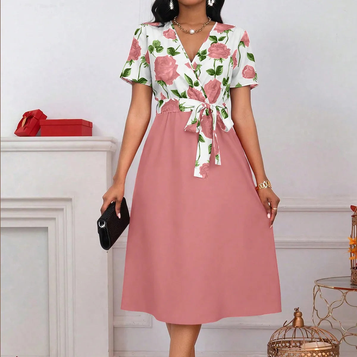 Robe Fluide à Manches Courtes – Motif Roses Romantiques et Taille Cintrée